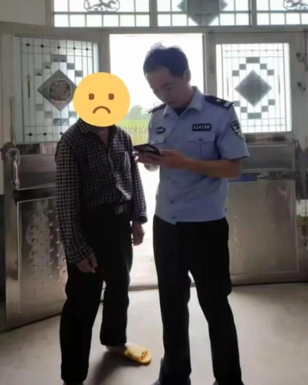 杜德配资 68岁老人把女主播视频当表白 痴心等待“老婆”到来
