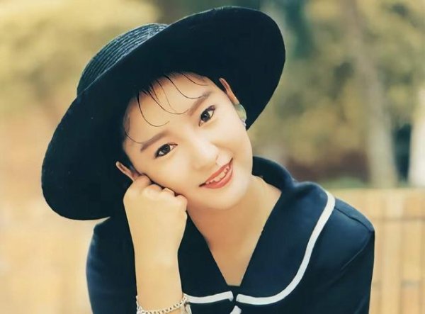 启牛配资 香港知名女星酒量惊人，一杯白酒一口喝完，未婚生娃当单亲妈妈